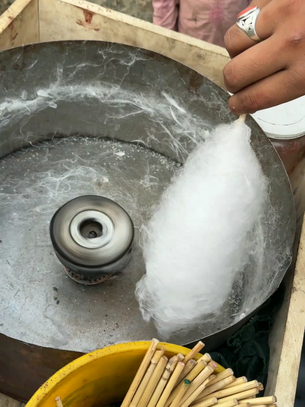 Traditional way of making cotton candy 😋 #food #candy #fyp 