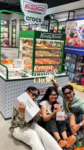 📍 @krispykremeid x @crocs.ina | cutest collaboration omg!😍🥹 first 200 customers who buy this collaboration get a FREE donut at the nearest Krispy Kreme kiosk! FREE Doughnut & Vouchers Crocs x KK (Disc 20K for 1 Dozen Crocs Doughnuts) 🔥✨ so worth it!✨ #promojakarta #crocsindonesia #krispykreme #collaboration 