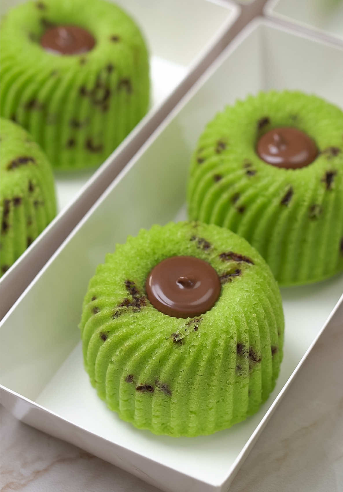 Cuma modal sedikit, bisa jadi camilan mewah yang laris manis! Bolu mini pandan meses + topping coklat lumer ini dijamin bikin pelanggan balik lagi. Bahan: - 2 telur = Rp 3.900 - 175 gr gula pasir = Rp 3.333 - 1 sdt sp = Rp 1.000 - 1/4 sdt garam = Rp 100 - 200 gr tepung terigu serbaguna = Rp 2.200 - 200 ml santan instant (65 ml santan + air) = Rp 4.700 - 1 sdt pasta pandan = Rp 1.500 - 30 gr meses = Rp 2.168 - 20 gr Selai Coklat = Rp 2.000 Total = Rp 20.901,- 1 rese jd 14 pcs Kisaran harga jual Rp 3500-4.000/bj @idealifeonline #idealife #idealifeonline #idealifetestimonial #fyp 