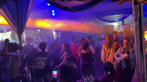 Au Enak Di 🤭 Kampung Air📍 Alfredo ft Am47🪩🔊 @ALFREDO LADO  @ORDY PERMATA OFFICIAL 🔰  @🔰H2Lighting 🔰  @Bang_Yance  @Ferddhynand🤝  @WilLson D Ngange  @Bojes.Njr  @keylaaaaa🫦  @JNR.LIGHTING  @_rivaldolightingbatam  #lewatberandafyp  #partyhits  #viraltiktokbatam  #batamtiktokfyp  #pestabatam  #fyppppppppppppppppppppppp 