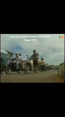 Kota Pontianak Tempo Dulu Tahun 1999. Kota Pontianak Kota Provinsi Kalbar,dikenal sebagai Kota Khatulistiwa karena dilalui garis khatulistiwa. Di utara Kota Pontianak, tepatnya Siantan, terdapat Tugu Khatulistiwa yang dibangun pada tempat yang dilalui garis khatulistiwa. #kotapontianak  #kalimantanbarat  #provinsikalimantanbarat 