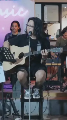 didalam gelap kehidupan ini . . #odannfriends #matahariku #duahaticoffeeandkitchen #musiccover #fyp #pisces85 