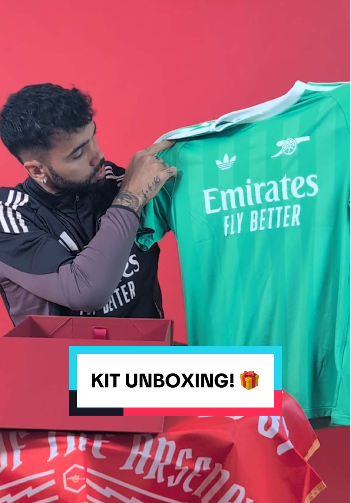 Unboxing the third goalkeeper shirt with David Raya 🎁 #arsenal #afc 