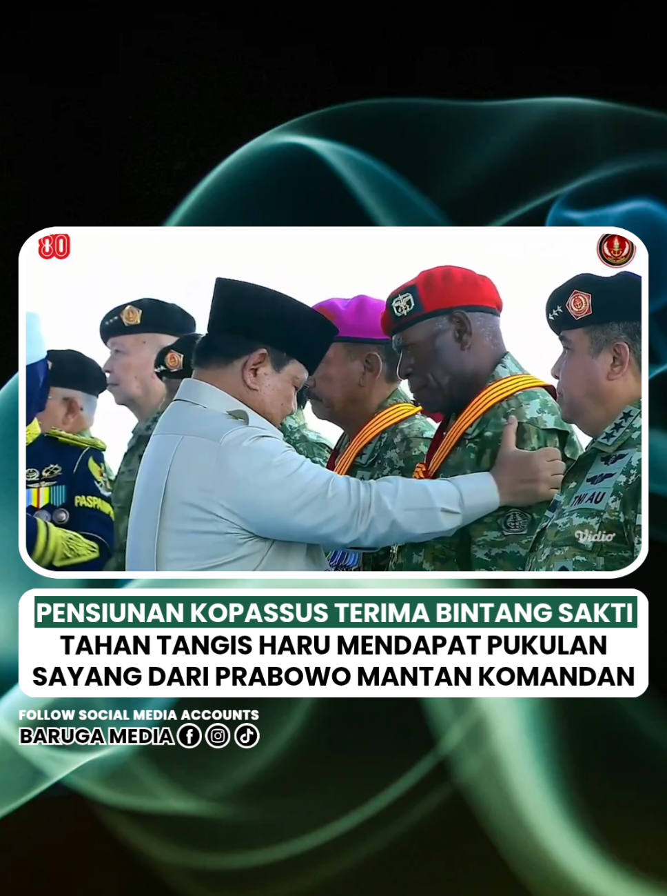 MERDEKA.COM - Presiden Prabowo Subianto memberikan Bintang Sakti kepada Letda (Purn) Darius Bayani atas prestasinya menjalankan operasi Mapenduma. Hal tersebut diberikan. dalam Upacara Gelar Pasukan Operasional dan Kehormatan Militer di Batujajar, Kabupaten Bandung, Jawa Barat, Minggu (10/8/2025). Darius Bayani merupakan pensinan prajurit Kopassus. Selain menerima bintang sakti kehormatan, sosok asli Papua tersebut mendapat pukulan sayang dari Presiden Prabowo sekaligus mantan komandannya. ---- #merdekadotcom​ #tniindonesia🇮🇩 #purnawirawan #merdeka 