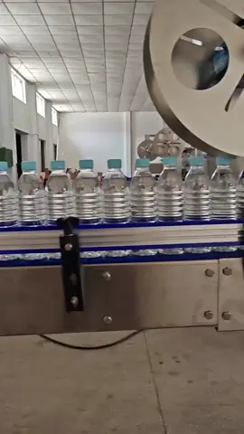 Full-automatic mineral water bottle labeling machine steam shrinking machine