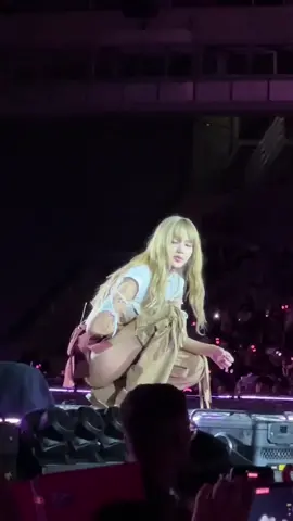 So Lisa wasn't looking for water but for a tissue, It was covered by a towel😆 #DEADLINEinBARCELONA_LISA #LISA #LALISA #LLOUD #lisablackpink #lisamanoban #lalisamanoban #LearnOnTikTok #xhtiktok 