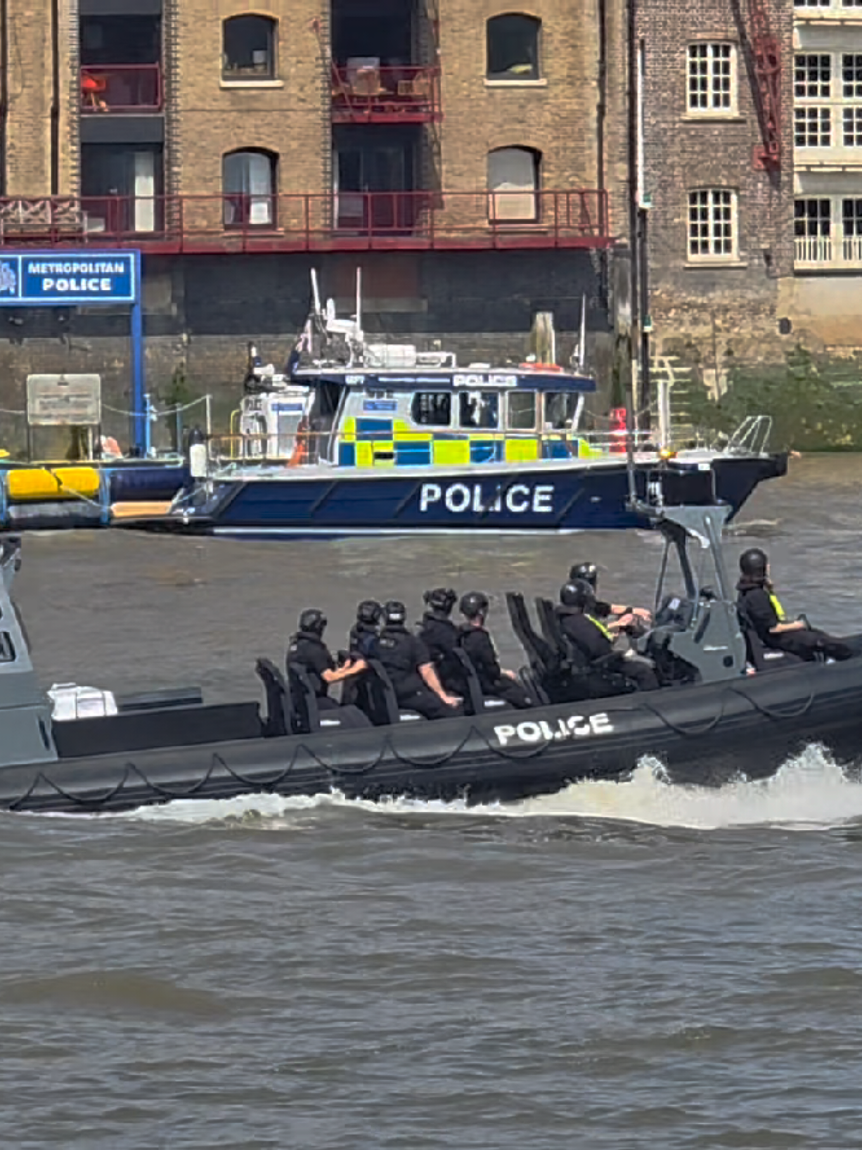 Met police marine unit seen training on the river thames.  #metpoliceuk #riverthames #policeboat #bluelightspotter #fyp 
