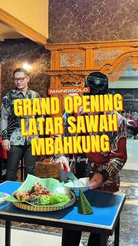 🌾 MAKAN ENAK DIPINGGIR SAWAH MULAI DARI 7 RIBU AJA! 😍 Cari tempat makan adem, view sawah, dan harganya ramah kantong? 😍 Yuk mampir ke Latar Sawah Mbah Kung di Bulakrejo, Sukoharjo – cuma 15 menit dari Kota Solo 🚗💨 🍽 Konsep prasmanan dengan menu spesial: ✅ Ayam Goreng Tampah 🐓 ✅ Bebek Goreng Tampah 🦆 Suasananya sejuk, serasa pulang ke rumah kakek, sambil nikmatin pemandangan sawah hijau yang bikin betah 🌿 📦 Terima pesanan untuk hajatan, arisan, dan acara lainnya. 📍Lokasi: @latarsawahmbahkung  Jl. Krajan, Krajan, Bulakrejo, Kec. Sukoharjo, Kabupaten Sukoharjo, Jawa Tengah 57551 Buka jam: 07.00 - 20.00 WIB @latarsawahmbahkung  @latarsawahmbahkung  @latarsawahmbahkung  Jangan lupa follow @maindisolo dan @liburandankulineran untuk update tentang berita, event, kuliner, dan info kepariwisataan Kota Surakarta🤩 #kotasolo #surakarta #karanganyar #sragen #sukoharjo #boyolali #wonogiri #klaten #maindisolo #eventkotasolo #eventsolo #pemkotsolo #kuliner #kulinersolo #kulinerdisolo #kulinerkotasolo 