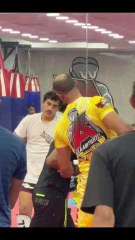 خليت نايف يجرب لعبة المويتاي🥊/المقطع كامل فل يوتيوب 🤙🏽 #two_on_cam #bahrain #مويتاي #يوتيوب 