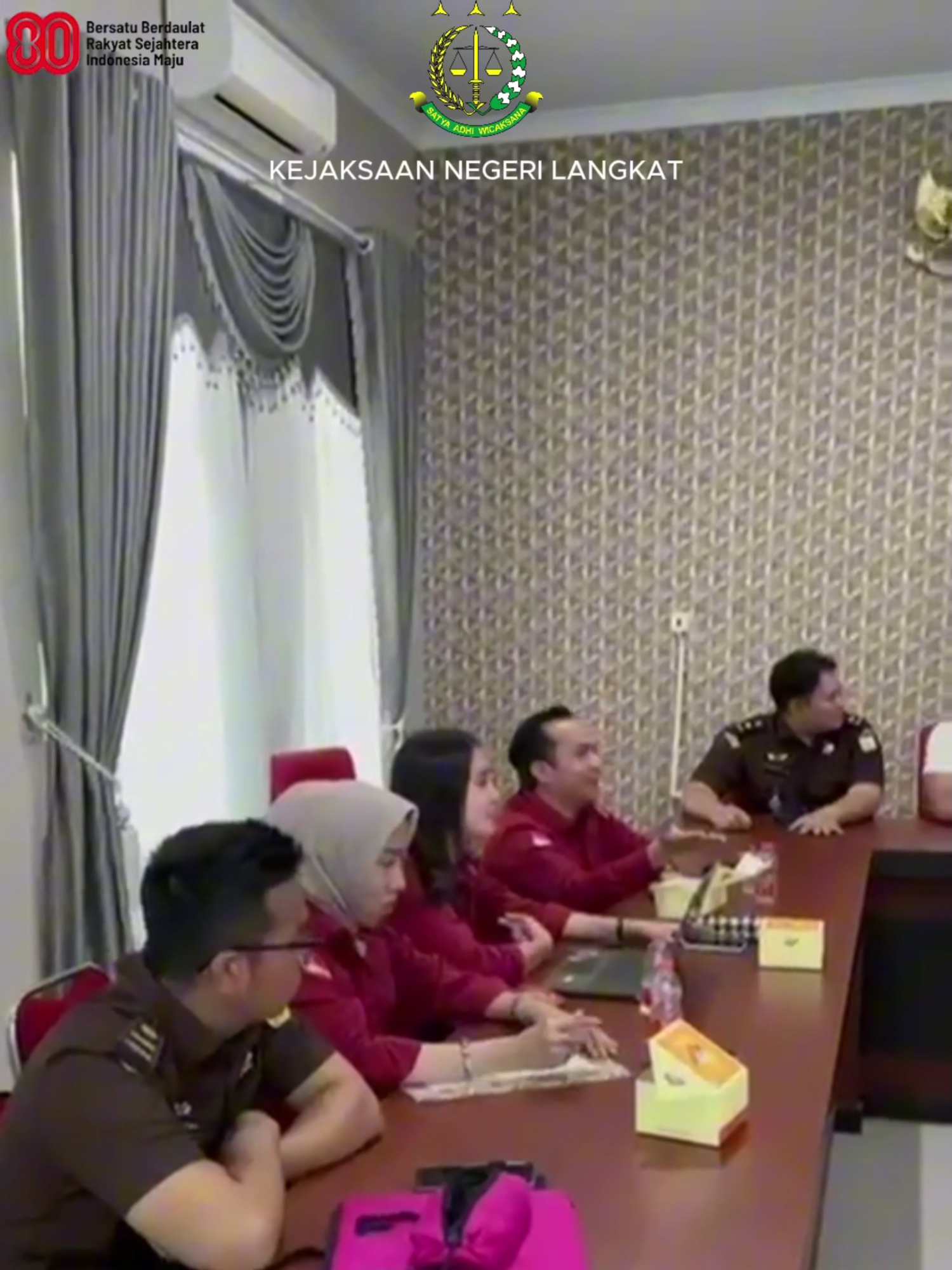 Senin, 11 Agustus 2025 Tim Pidana Khusus Kejaksaan Negeri Langkat melaksanakan ekspose dengan Tim Inspektorat Kab. Langkat terkait Dugaan Penyimpangan Pengelolaan Dana Desa Serapuh Asli TA. 2022-2024 bertempat di Aula Inspektorat Kab. Langkat. #kejaksaanri #kejatisu #kejarilangkat