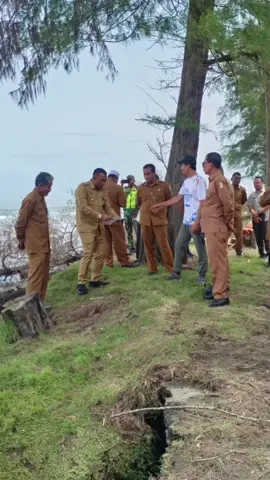 SENIN, 11 AGUSTUS 2025. KALAK BPBD NAGAN RAYA MENDAMPINGI WAKIL BUPATI KABUPATEN NAGAN RAYA, MENINJAU LOKASI ABRASI DI PANTAI NAGA PERMAI,  SUAK PUNTONG, KEC.KUALA PESISIR, KABUPATEN NAGAN RAYA.  DALAM PENINJAUAN TERSEBUT JUGAK IKUT SERTA KADIS PU, PIHAK PT. PLTU 1.2, KORAMIL DAN GEUCHIK BESERTA APARAT-APARAT DESA SETEMPAT. .  .  .  #bpbd #naganraya #bpbdnaganraya #naganrayaaceh #pemadamkebakaran 