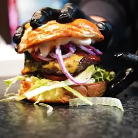 Sommeren er forbi, men det er burgerhyttens vanvittige burgere ikke😍 kom ned efter skole eller arbejde og få en lækker bruger med hjem til dig og familien🍔🍟 #fyp #burgerhytten #københavn #burgerrestaurant #burgertok 