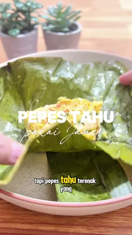 pernah makan pepes tahu pake jamur di salahsatu resto, aku yang gak suka makan jamur, seketika jadi cintaa. hihi karna seenak itu dicampurin sama tahu dijadiin pepes yaa ternyata. nah, pas aku bikin sendiri di rumah,, ternyata lebih enak lagi karna bumbunya ku bikin jadi medok. duh beneran wajib cobain!!! recook yah! 6buah Tahu Kuning 250gr Jamur Tiram 1btr Telur 1ikat kemangi Rawit Utuh (optional) 8siung Bawang Merah 6siung Bawang Putih 3buah Kemiri 10cabe Merah Keriting 10cabe Rawit Mercon 1buah terasi 3lbr Daun Jeruk seasonings : 1sdt Garam 1sdt Mecin 2sdt Kaldu Bubuk (Ayam) sejumput Lada Putih Bubuk 2,5sdt Gula Pasir