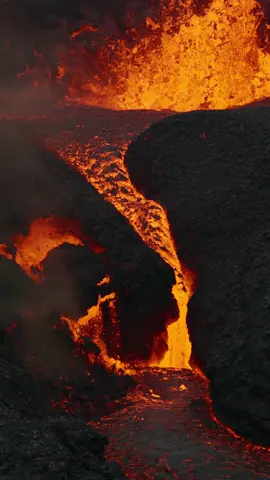 Almost missed it! Volcano in Iceland 🌋🇮🇸 I was flying my drone when I suddenly noticed a piece breaking off the crater. I wish I had spotted it just two seconds earlier to capture the whole event but I am still happy with the footage. Sundhnúksgígaröðin eruption. July, 2025. #fyp #icelandtiktok #icelandvolcano #volcanoeruption #reykjanes 