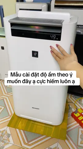 Dưới đây là một số tính năng nổi bật của máy lọc không khí Sharp KI-S70Y9 (hàng nội địa Nhật): Tính năng chính 1. Công nghệ ion Plasmacluster 25 000 Phát tán ion âm và dương với mật độ cao (25 000 ion/cm³), giúp vô hiệu hóa vi khuẩn, virus, nấm mốc, loại trừ mùi, giảm tĩnh điện và tái tạo hơi ẩm nhằm giữ làn da và hệ hô hấp khỏe mạnh . 2. Hệ thống lọc ba lớp hiệu quả HEPA tĩnh điện kết hợp than hoạt tính: lọc bụi mịn PM2.5, phấn hoa, khói thuốc và các dị nguyên với hiệu suất loại bỏ hạt 0,3 µm đạt ≥99,97 %. Bộ lọc HEPA và than hoạt tính có tuổi thọ kéo dài lên đến 10 năm  3. Luồng khí theo hiệu ứng Coanda Thiết kế “ống phun dài” nghiêng ở góc 20°, tạo dòng khí mạnh, nhanh thu gom bụi, phấn hoa từ xa, giúp làm sạch đồng đều khắp phòng . 4. Bù ẩm tự động thông minh Có tính năng cài đặt độ ẩm theo ý muốn của người sử dụng 40%-50%-60%-70% thích hợp anh những người bị viêm mũi dị ứng, viêm xoang và trẻ nhỏ  Phương pháp phun hơi hóa hơi, điều chỉnh độ ẩm nhờ cảm biến tích hợp. Khi phòng không có người, máy tự giảm mức độ tạo ẩm để tiết kiệm năng lượng và nước  5. Cảm biến thông minh & chế độ vận hành tự động Tích hợp các cảm biến theo dõi bụi, mùi, độ ẩm, nhiệt độ và ánh sáng. Máy có chế độ “Turbo” hút mạnh trong 10 phút đầu, sau đó chuyển sang chế độ tối ưu dựa trên mức ô nhiễm . 6. Hiển thị kỹ thuật số đa chức năng Màn hình ẩn LED hiển thị thông tin như độ ẩm, nhiệt độ, mức bụi, công suất tiêu thụ, giúp dễ theo dõi và điều chỉnh  . 7. Kháng khuẩn cho bộ phận tạo ẩm Hộp chứa ion Ag⁺ ngăn ngừa vi khuẩn sinh sôi trong khay chứa nước. Bộ phận phun ẩm không bị ẩm ướt và được sấy khô bằng luồng khí sau sử dụng, giúp sạch sẽ lâu dài mà không cần thay thế thường xuyên  .