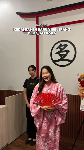 KEDAI TAMEN BARU DI MAJALENGKA KOTA‼️ Kedai ramen yang vibesnya membawa kita berasa ke dimensi lain, suasana jepang yang cukup kental terasa saat pertamakali masuk. Menyajikan menu ramen dan tersedia coffee bar dengan bangunan tersendiri dihalaman belakang.  Ramennya kita approve!! Kalian harus coba menu signaturenya dulu, baru menu lain.  Inframe menu: Signature Ramen Spicy Beef Tanagi's Cheezu Ramen Tanagi's Dry Ramen Tanagi's @tanagi  📍Jl. Emen Slamet, RT.003/RW.003, Majalengka Kulon, Jawa Barat #jajanancek #tanagiramen #kulinermajalengka #fyp #fypシ゚ #flks 