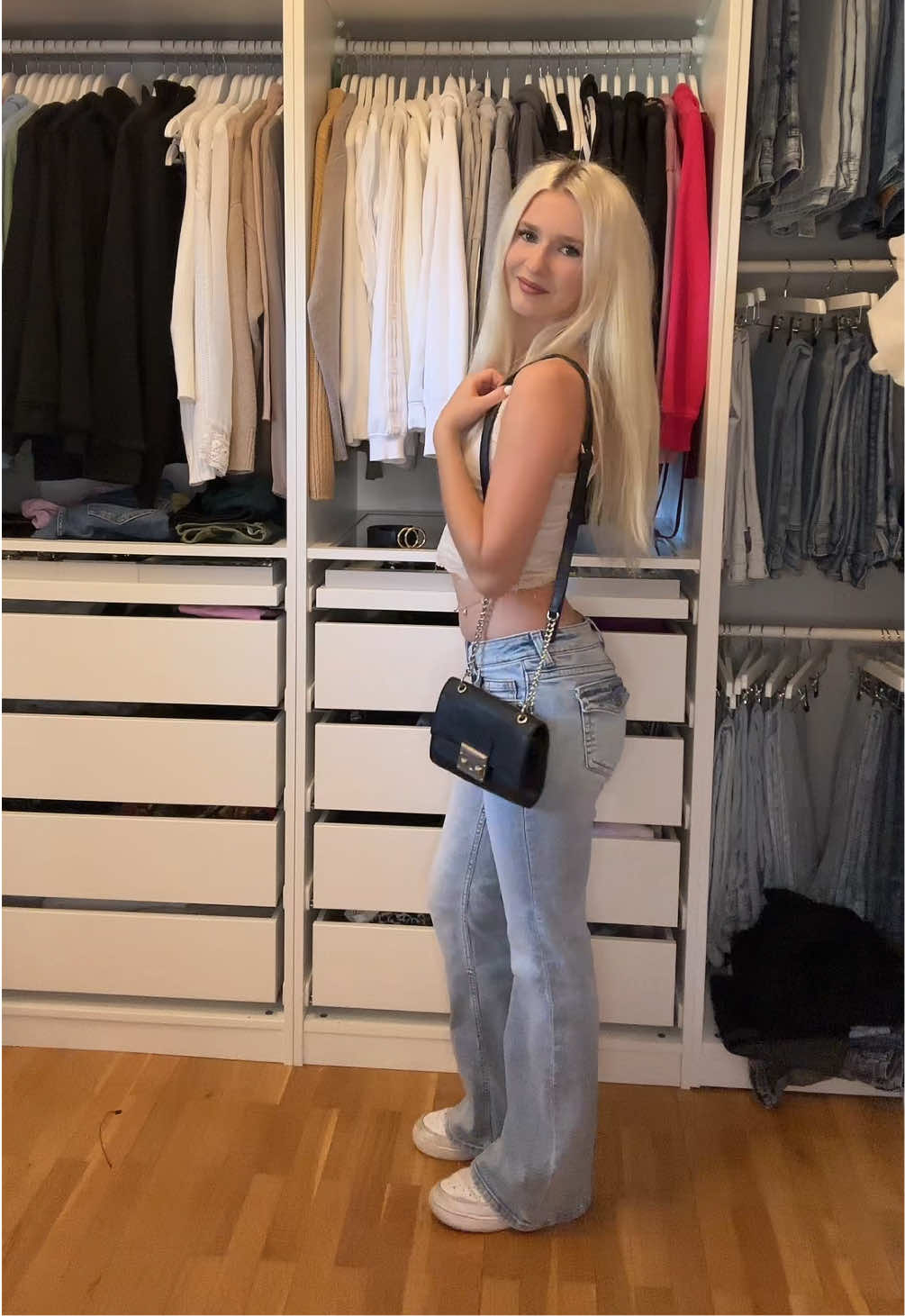 #flaredjeans #SommerOutfit #outfitinspiration #girly #basicfit 