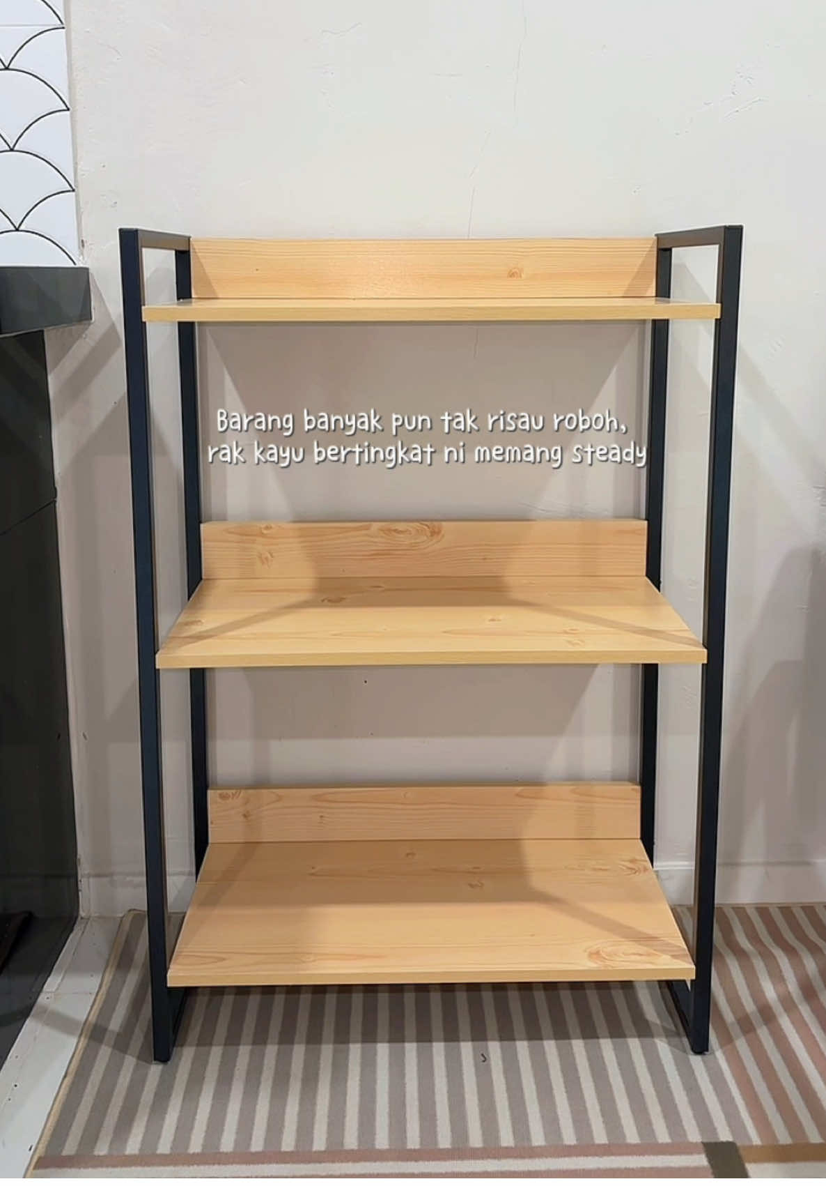 Haritu dah beli yang lima tingkat, harini beli yang tingkat nak letak dekat ruang dapur. Rak ni kukuh paling best boleh susun barang berat! #rakkayu #rakkayubertingkat #rakhiasan #ideadekorasi #rakserbaguna #homedecor 