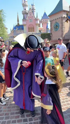 When kids see their favorite character at Disney world😃😃#foryour #kids #kidsoftiktok #funny #disney #disneyland #disneyworld #baby #funnytoddler #funnyvideos #acting #tiktok #usaus 
