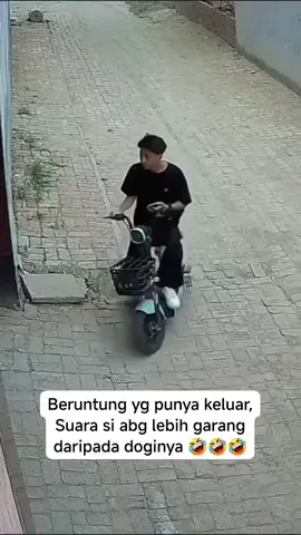 Seorang pria diserang seekor anjing😀😀😀😀