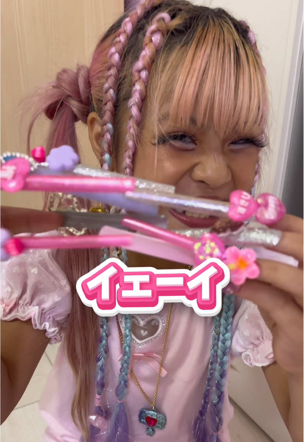 長すぎるギャルネイルでとんがりコーンチャレンジ🤣🤣#ギャルネイル#お菓子#ギャル #kogyaru#ネイルチップ