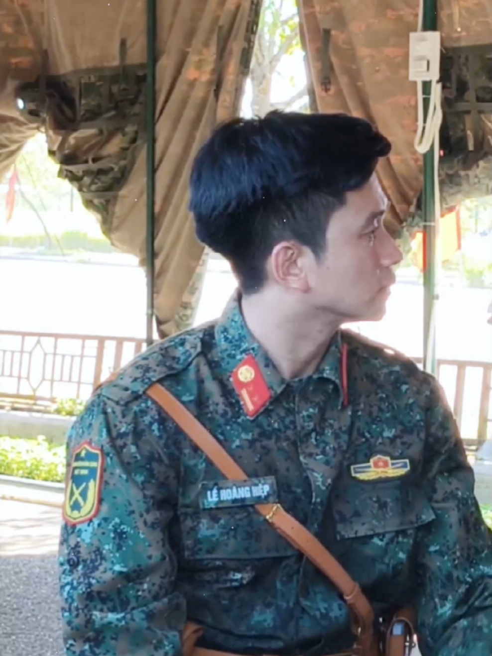 Sổ mũi khịt mũi không dám gãi, k dám xịt, chỉ dám chấm chấm xíu😅Sơ hở là bị các chị zoom lên tận nơi xem từng chân tơ kẽ tóc🤣Chú bộ đội khổ nhất A80🤩. #lehoanghiep #a80 #viralvideos #xuhuong #tcdt 