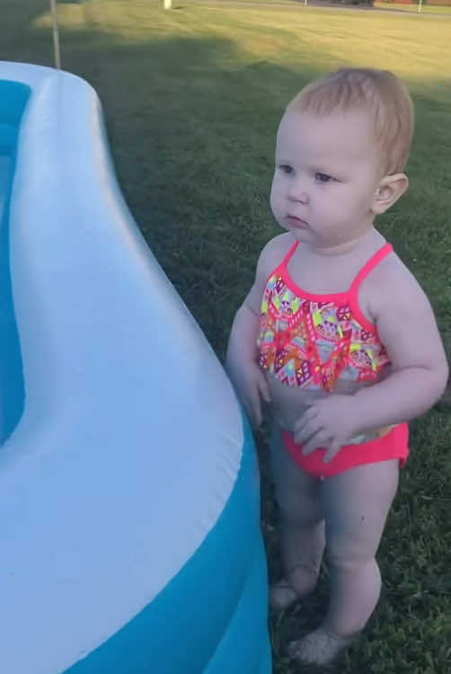 The cute moment of the baby playing with the water 💧 #funny #baby #foryou #funnyvideos #fyp #kids #funnybaby #cutebaby #tiktok 