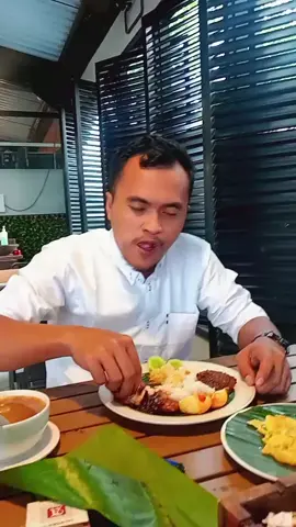 sebelum berangkat kunjungan kedinasan, bapak makan dlu gaess biar ga pingsan🤣