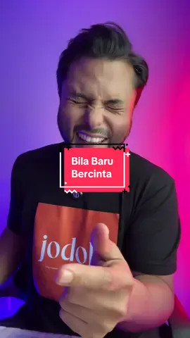 Pasangan yang baru bercinta memang la macam ni. Bawak kereta tak lepas pugang tangan. 