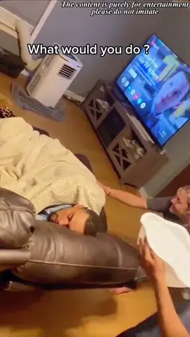 The water plays a prank💦#WaterPrank#SleepPrank#SleepPrank#WaterWakeUp#CaughtOnCam
