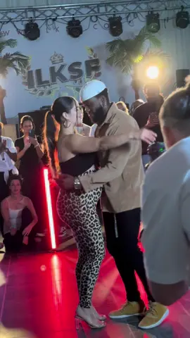 Sweet moment 🤩 with my favourite person 😍  Tag your favourite person ♥️ Official video coming soon so stay tuned!!! 📺  #tarraxinha #favourite #person #couple #dance 