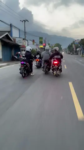 Pagi hari di kota orang🤩#pengunaring17 #jatim #gunungsemerulumajang #lewatberanda 