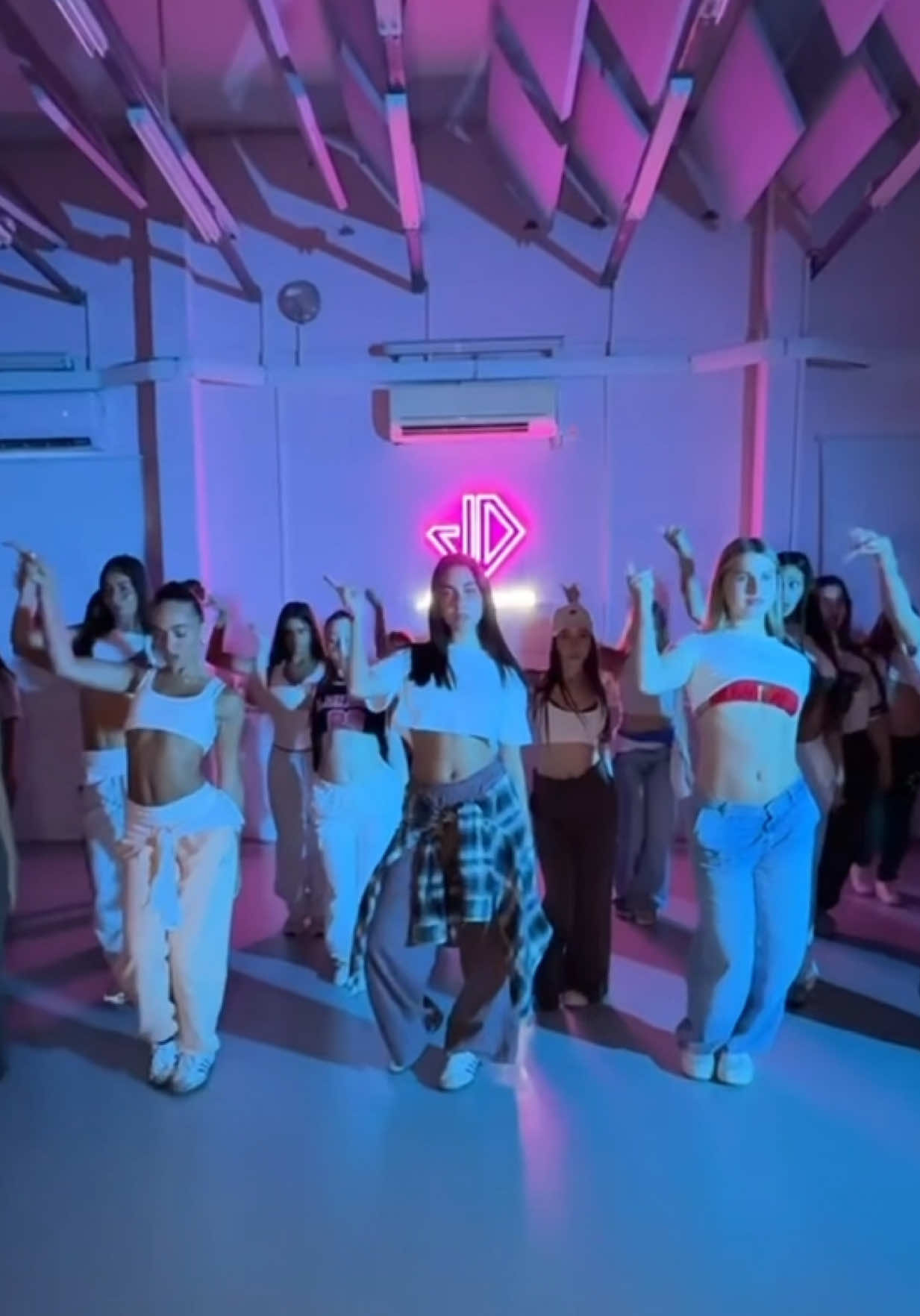 אתגר הריקוד הרשמי לשיר החדש של קווין ושחר טבוך ״יש לה לו״ז״🕺🏻🪩💃🏻 מחכה לראות את הריקודים שלכם!!! @Kevin Rubin @Shahar Tavoch @Just Dance Studio 