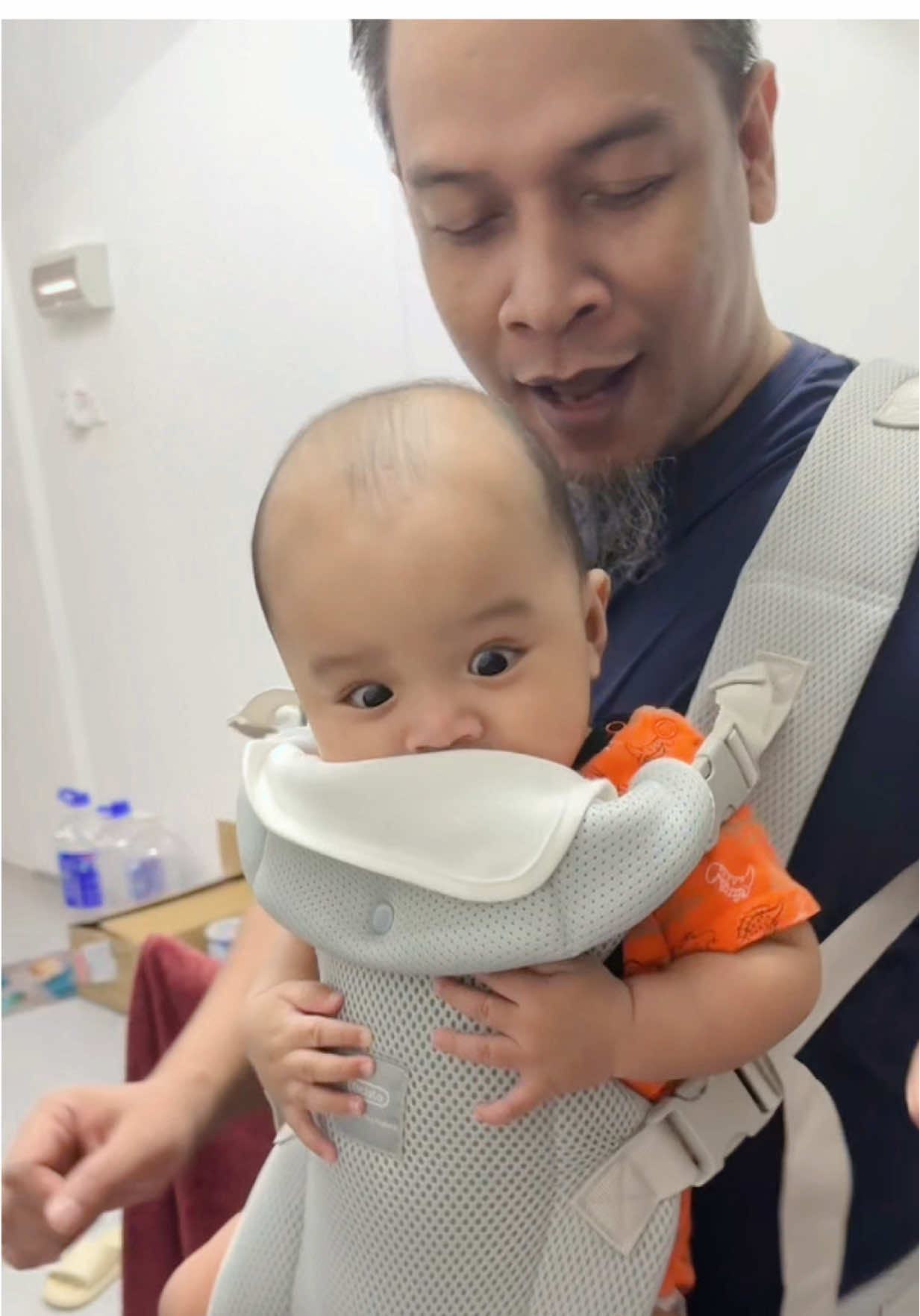 Akhirnya my baby approved Baby Carrier dari @dr.Islamalaysia dah macam2 jenama beli tapi baby tak selesa. Memang geng dr Isla lah anak umi nie. Yang penting kita pun selesa nak bawa anak jalan2 dan tak sakit belakang #babycarrier #drisla #drislababycarrier #babycarriers #babycarriermurah 