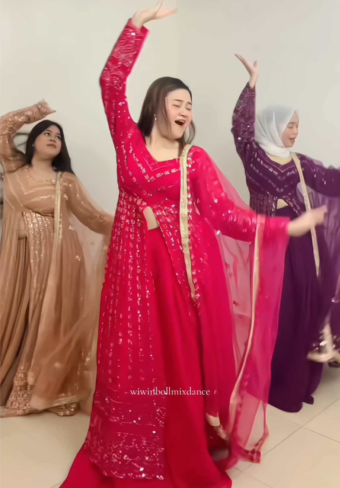 Semua mabuk saiyara sampai hafal dah😅. Beautifull lehenga by @Fesyen Shinder Bollywood . Ada kat beg kuning after 10k view😘#wiwinbollmixdance #wbdteam #saiyaara #fesyenshinderbollywood 