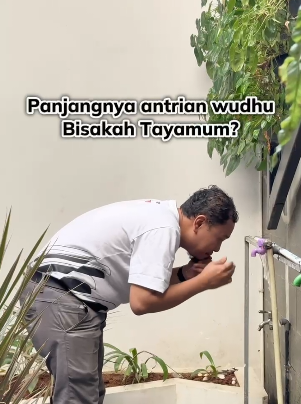 Kalau udah ngantri wudhu gini kadang bikin pengen pakai cara cepat aja yah, tayamum..  Padahal tayamum itu hanya digunakan pada kondisi.. simak penjelasannya dari ustadz H. Muhammad Hafidz Akbar Deviantara, Lc.✨ Kalau bersama asatidz jejak imani, Sahabat akan dibimbing ibadah umrah dan hajinya dengan aman dan nyaman. Yuk rasakan ibadahnya bareng jejak imani.