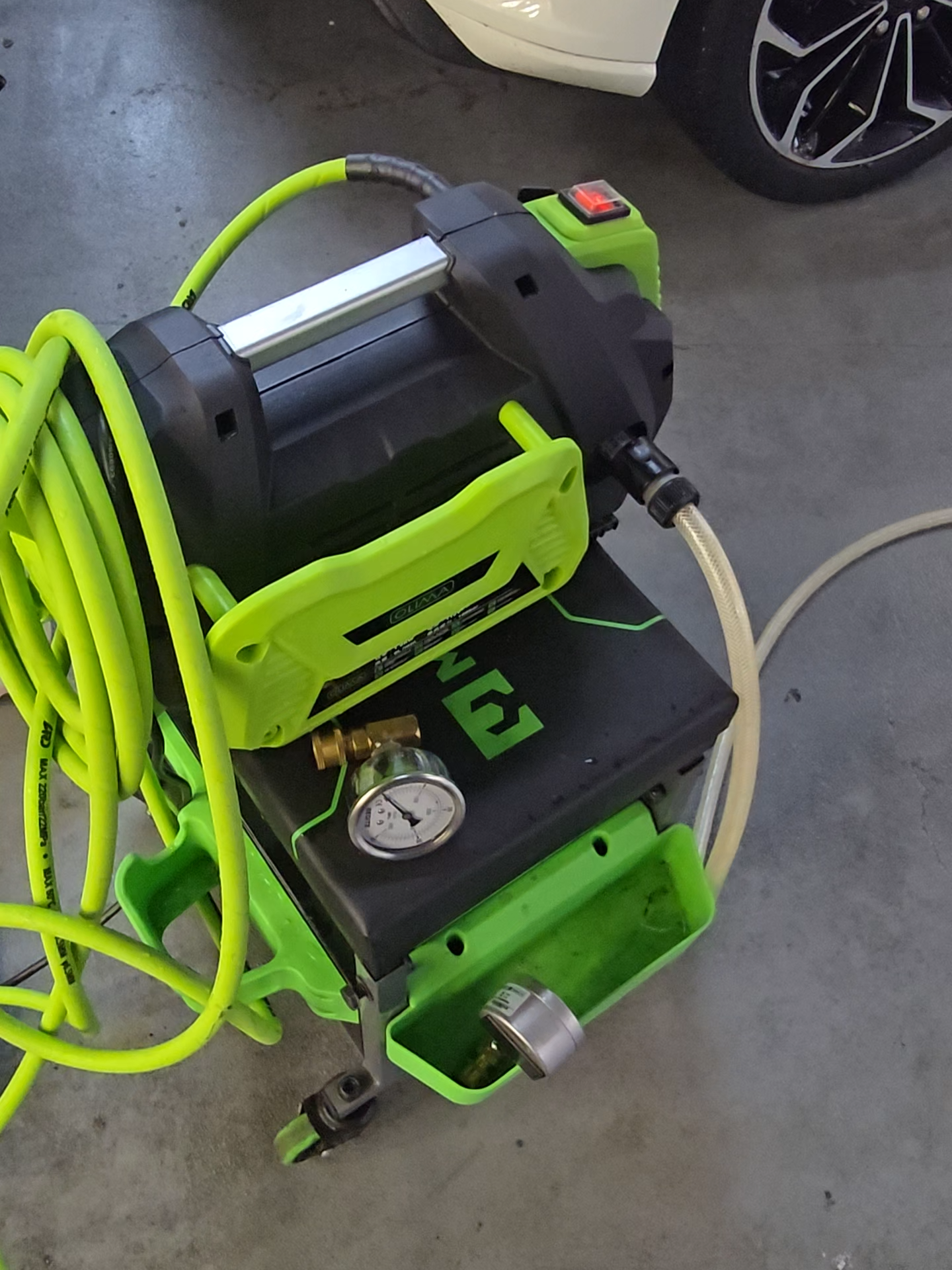 OLIMA B1無刷洗車機 竟然只有50BAR壓力??? 對比有刷洗車機標示動輒超過100BAR的壓力,是真的還是泉的??? 目前B1已經確稿,預購價只要1999元,限量188台 #OLIMA #洗車機 #無刷 #拒絕需標 #歐樂瑪 #蛋塔車業 #韓爸 #清洗機 #高壓 #居家清潔