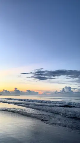 Langit & laut jadi satu, menjadi pemandangan yang indah untuk dipandang~ . . . . #ombak #pantai #pantaivibes #langit #langitsore #foryou #vibes #foruyou #manokwari #manokwari_papuabarat #pantaiambanpapuabarat 