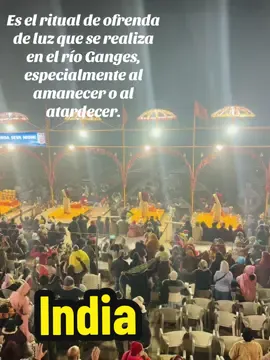 El Aarti es una ceremonia espiritual hindú que consiste en ofrecer luz (generalmente con lámparas de aceite o velas) a las deidades como símbolo de devoción y gratitud. En el río Gange