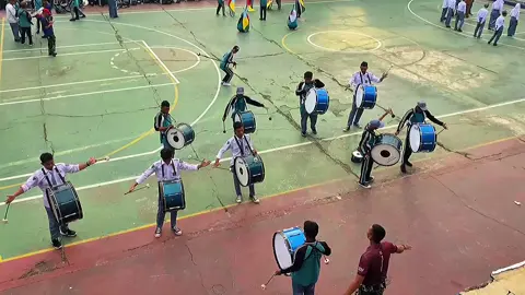 Kiri eskul drumband kanan eskul seni budaya, lapangan basket dipenuhi dengan semangat anak anak sesuai minat dan bakat nya🤗🤩 Terimaksih kakak2 tentara, pelatih dr @skadron 12/AJY yg sudah meluangkan waktu melatih anak2 drumband smk tunas wiyata🙏 #smktunaswiyatawaytuba #smkbisasmkhebat #foryoupage #fypage #trendingvideo #masukberanda #fyppppppppppppppppppppppp 