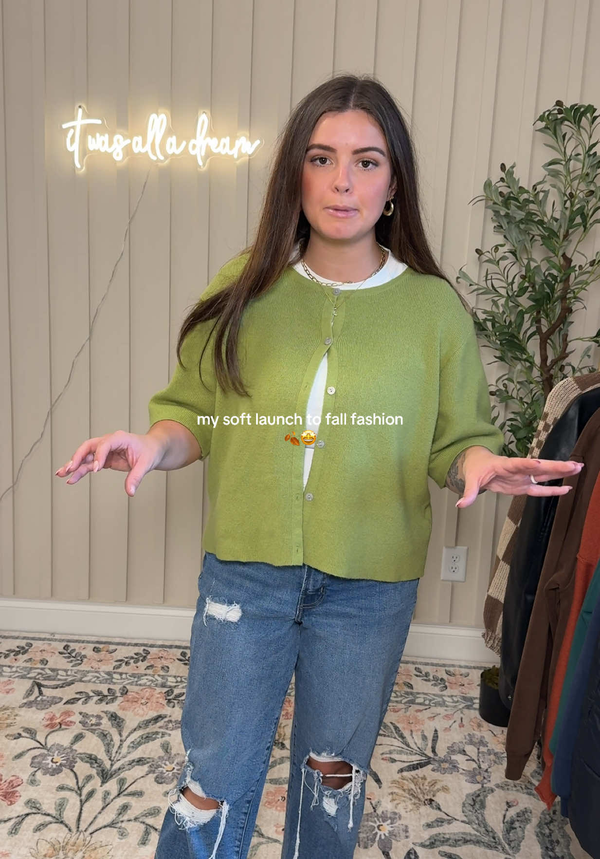 Those “in between” weather days are so hard to dress for and that’s why staples like this sweater are a must 💚 #summertofalltransition #fallfit #SummerFit #summertofall #tiktokshopfinds #fashiontok #womensfashion #momfashion #OOTD #shortsleevesweater #sweaterweather #fallsweater 