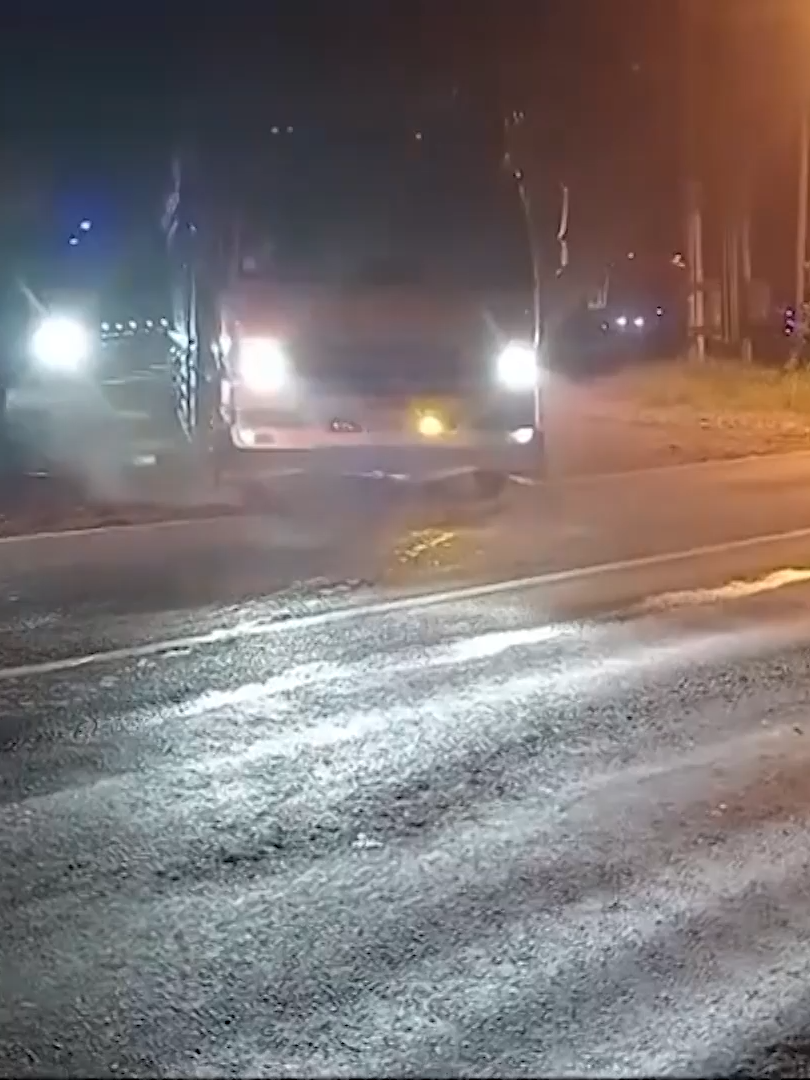 Pengawalan tronton batu bara di Jalan lintas tengah, Lampung Utara