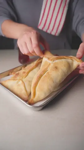 Fatayer Farfhin | فطاير فرفحين 🇱🇧🤍 #toomacooks #tiktokcookbook   For the Dough | للعجينة 2 ½ cups flour | ٢ ونصف كوب طحين ¾ cup lukewarm water | ¾ كوب ماء فاتر ¾ tbsp yeast | ¾ ملعقة كبيرة خميرة 1 tbsp sugar | ١ ملعقة كبيرة سكر 1 tsp salt | ١ ملعقة صغيرة ملح 2 tbsp oil | ٢  ملاعق كبيرة زيت Instructions | طريقة التحضير Mix lukewarm water with yeast and sugar; let sit for 5 minutes. اخلطي الماء الفاتر مع الخميرة والسكر واتركيهم ٥ دقائق. Gradually add flour while mixing. أضيفي الطحين تدريجياً مع التحريك. Add oil and knead for 10 minutes. أضيفي الزيت واعجني لمدة ١٠ دقائق. Add salt and knead for another 5 minutes. أضيفي الملح واعجني ٥ دقائق إضافية. Adjust with more flour or water until the dough is slightly sticky. عدّلي القوام بإضافة طحين أو ماء حتى تصبح العجينة طرية وقليلة الالتصاق. Cover and let rise for 1 hour. غطي العجينة واتركيها تختمر ساعة. For the Filling | للحشوة 3 cups farfahin (wild greens, chopped) | ٣ أكواب فرَفحين (أعشاب برية مفرومة) ½ cup olive oil | ½ كوب زيت زيتون ½ cup lemon juice | ½ كوب عصير ليمون 1 tbsp salt | ١ ملعقة كبيرة ملح 1 tbsp sumac | ١ ملعقة كبيرة سماق 1 large onion, finely diced | بصلة كبيرة مفرومة ناعم Instructions | طريقة التحضير Combine all filling ingredients in a bowl and let sit for 10 minutes. اخلطي كل مكونات الحشوة في وعاء واتركيها ١٠ دقائق. Strain out any excess liquid before using. صفي أي سوائل زائدة قبل الاستخدام. Assembling the Fatayer | تشكيل الفطاير Roll out the dough and cut circles using a cutter or metal lid. افردي العجينة وقطّعي دوائر باستخدام قطاعة أو غطاء معدني. Place a spoonful of filling in the center of each circle. ضعي ملعقة من الحشوة في وسط كل دائرة. Fold and pinch the edges to seal into a triangular or oval shape. أغلقي الأطراف بالضغط لتأخذ شكل مثلث أو بيضاوي. Brush a baking tray generously with oil and arrange the fatayer close to each other. ادهني صينية الخبز بالزيت ورتّبي الفطاير متقاربة. Brush the tops with oil. ادهني وجه الفطاير بالزيت. Baking | الخَبز Preheat oven to 180°C (350°F). | سخني الفرن على حرارة ١٨٠ مئوية (٣٥٠ فهرنهايت). Bake for 12–17 minutes, or until golden brown. | اخبزي من ١٢ إلى ١٧ دقيقة أو حتى تكتسب لوناً ذهبياً.
