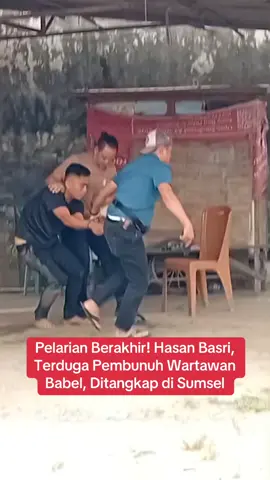 Akhir Pengejaran Hasan Basri: Tersangka Pembunuhan Adityawarman Okeyboz.com Dibekuk Tim Gabungan KBOBABEL.COM (PANGKALPINANG) – Pelarian Hasan Basri, terduga dalang pembunuhan sadis terhadap wartawan sekaligus pemilik media online Okeyboz.com, Adityawarman, akhirnya berakhir. Tersangka berhasil dibekuk tim gabungan dari jajaran Polda Kepulauan Bangka Belitung bersama Polda Sumatera Selatan pada Senin (11/8/2025). Hasan Basri sebelumnya dikenal sebagai pekerja yang sehari-hari mengurus kebun milik korban di Kelurahan Air Kepala Tujuh, Pangkalpinang. Nama pria ini mencuat setelah dirinya diduga menjadi otak di balik tewasnya Adityawarman, yang jasadnya ditemukan dalam kondisi mengenaskan di dalam sumur tak jauh dari pondok kebun miliknya pada Jumat (8/8/2025) pagi. Penemuan mayat itu berawal dari laporan pihak keluarga yang kehilangan kontak dengan korban sejak Kamis siang (7/8/2025). Pencarian dilakukan bersama aparat hingga melibatkan anjing pelacak yang dikerahkan Polda Babel. Hasil penyisiran mengarah ke lokasi sumur di samping pondok kebun, yang ternyata menyimpan jenazah sang wartawan. Sebelumnya, polisi telah lebih dulu mengamankan Martin, rekan Hasan Basri, di wilayah hukum Polsek Tanjung Lubuk, Polres Ogan Komering Ilir (OKI). Penangkapan Hasan Basri sendiri menjadi klimaks dari pengejaran intens yang melibatkan Jatanras Polda Babel, Polres OKI, hingga Polda Lampung. Direktur Kriminal Umum Polda Babel, Kombes Pol M. Rivai Arvan, membenarkan penangkapan tersebut. “Iya benar, tersangka sudah diamankan,” ujarnya singkat. *selengkapnya di KBOBABEL.COM #dpo#poldababel#poldalampung#tersangka#kasus#wartawan#pers#sumsel#oku#lampung#babel#bangkabelitung#kbobabel#fyp 