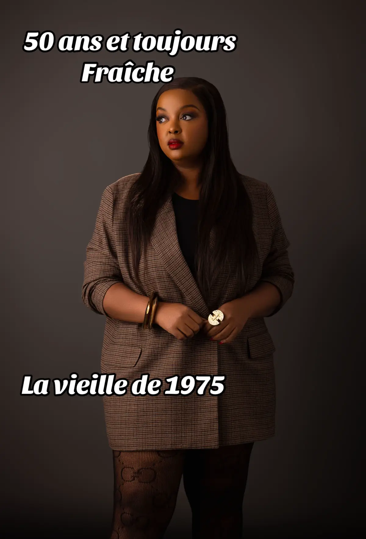 Il y a des visages qui ne vieillissent pas, Des sourires qui gardent la même lumière, Des allures qui traversent les années sans prendre une ride. Ce n’est pas qu’une question de peau ou de gênes. C’est la manière de vivre, de penser, d’aimer… C’est l’élégance de ceux qui prennent soin d’eux sans se justifier. Restez comme vous êtes : intemporels, inspirants, épatants. #fyp #viral #agingwell #ageisjustanumber #aginggracefully   