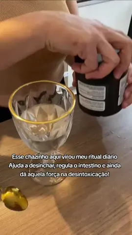 Esse chazinho aqui virou meu ritual diário Ajuda a desinchar, regula o intestino e ainda dá aquela força na desintoxicação!   Quem mais precisa de um detox natural aí? 👀  #secapsblack #chá  #desinchar #creatorsearchinsights #fyppppppppppppppppppppppp 