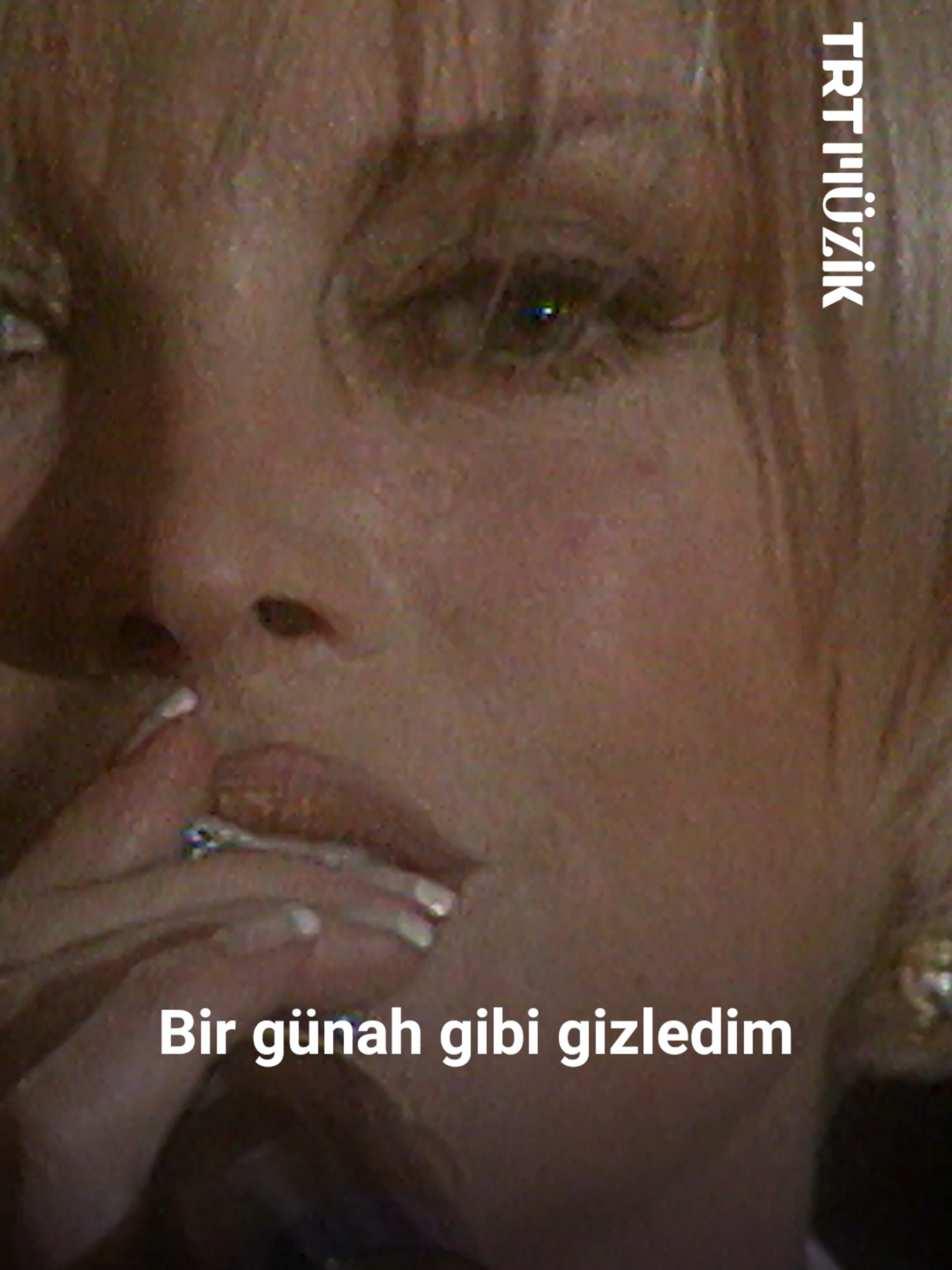 Yıllar geçse de bazı şarkılar hep bizimle... 🌹 Ajda Pekkan, 1996 yılına ait bu nostaljik görüntülerde 