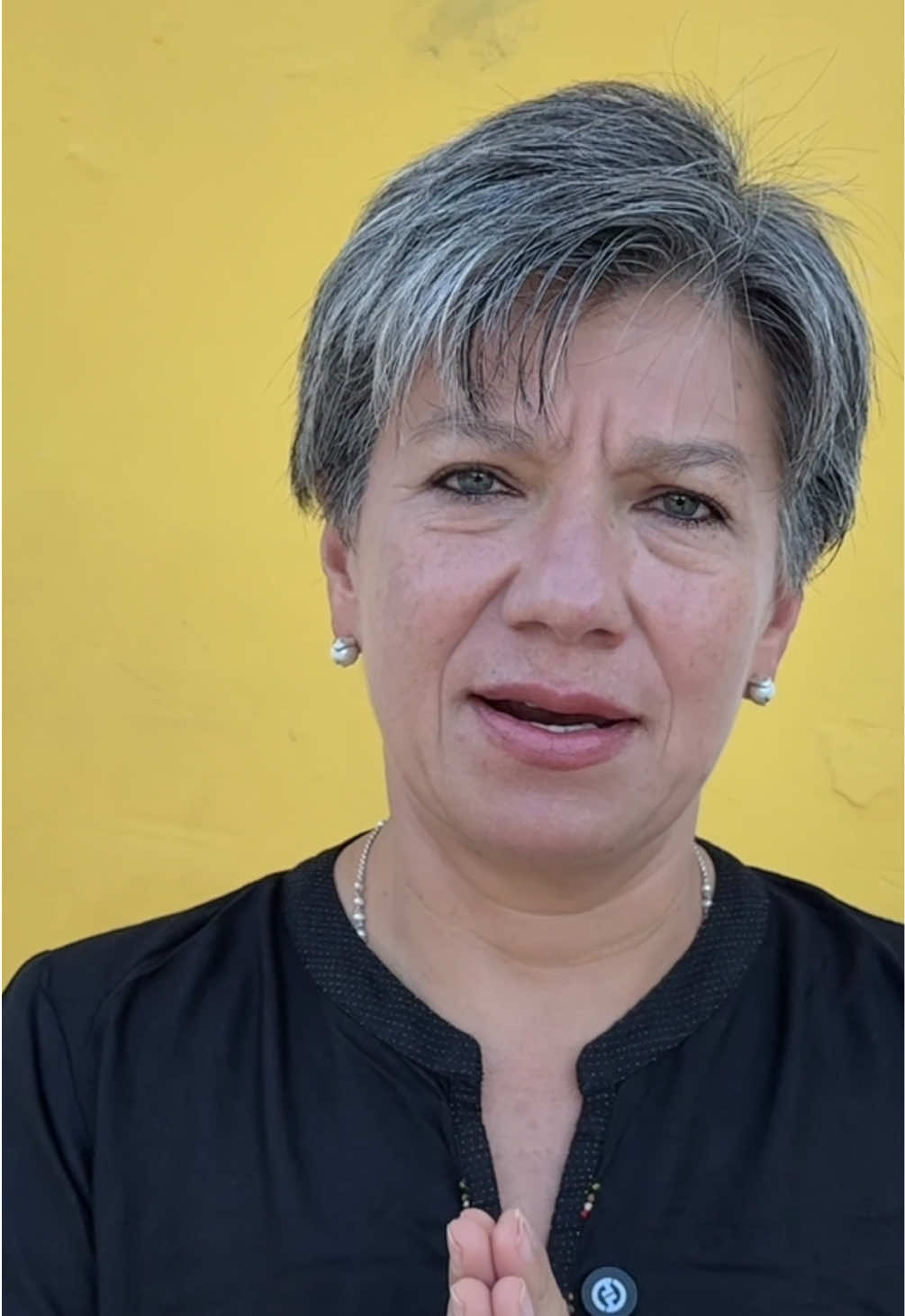 Me duele en el alma la muerte de Miguel Uribe. Cuanta falta le harás a tu familia, a tus hijos y al país. Descansa en paz querido Miguel. A María Claudia y a María Carolina Hoyos, a sus hijos, a toda la familia y amigos de Miguel mis condolencias y abrazo en este momento tan doloroso y difícil. Ninguna familia colombiana tiene porque pasar por esto y menos repetir tragedias que debemos superar de una vez por todas. El crimen de Miguel no puede quedar impune, por él y su familia y por todo el país la justicia debe actuar de manera oportuna e implacable contra todos los implicados.  Colombia entera duele con cada acto de violencia que nos arrebata vidas, democracia y futuro. Por encima de diferencias tenemos que unirnos para defender la democracia y combatir y rechazar la violencia. Que Dios nos de sabiduría para superar esta violencia y salir todos adelante. QEPD.