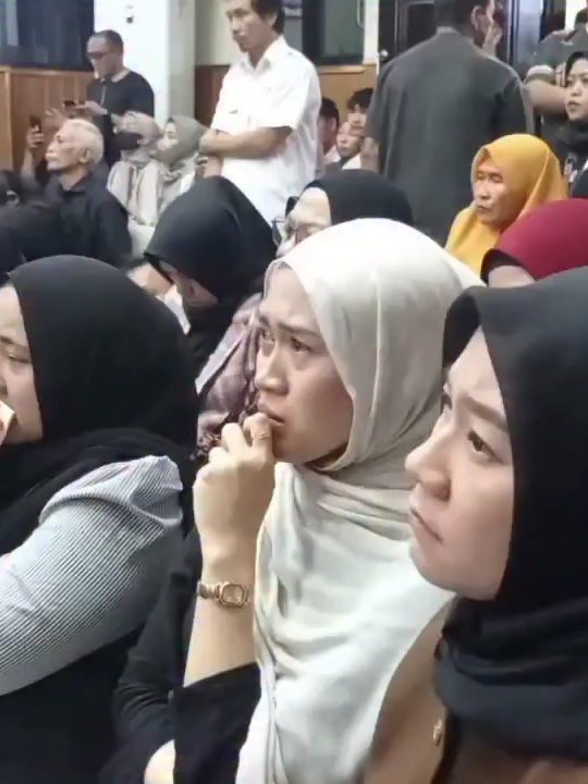 Anak almarhum Kapolsekta Negara Batin dan istri almarhum dan adik almarhum Galib terus menangis saat ketua majelis membacakan amar putusan. (SYAHRULHIDAYATT/TRIBUNSUMSEL) #tiktok #tiktokberita #tribunsumsel