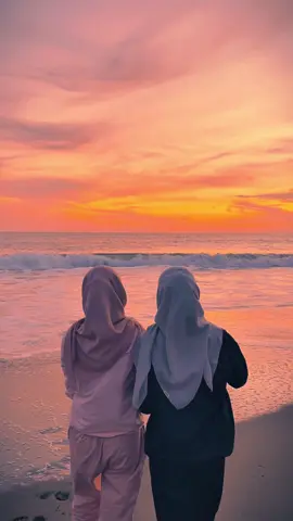 momen mahal buken sunset nya yang hanya sesaat namun tungguh nya lama,tapi yang mahal ialah momen kebersamaan nya bersama sahabat menikmati waktu bersama walau hanya sebentar saja🫂@✯ #pypシ #beranda #sunset#baraengbestieee 